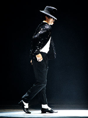 Michael Jackson fazendo o "Moonwalk" 10 passos de dança que marcaram a história